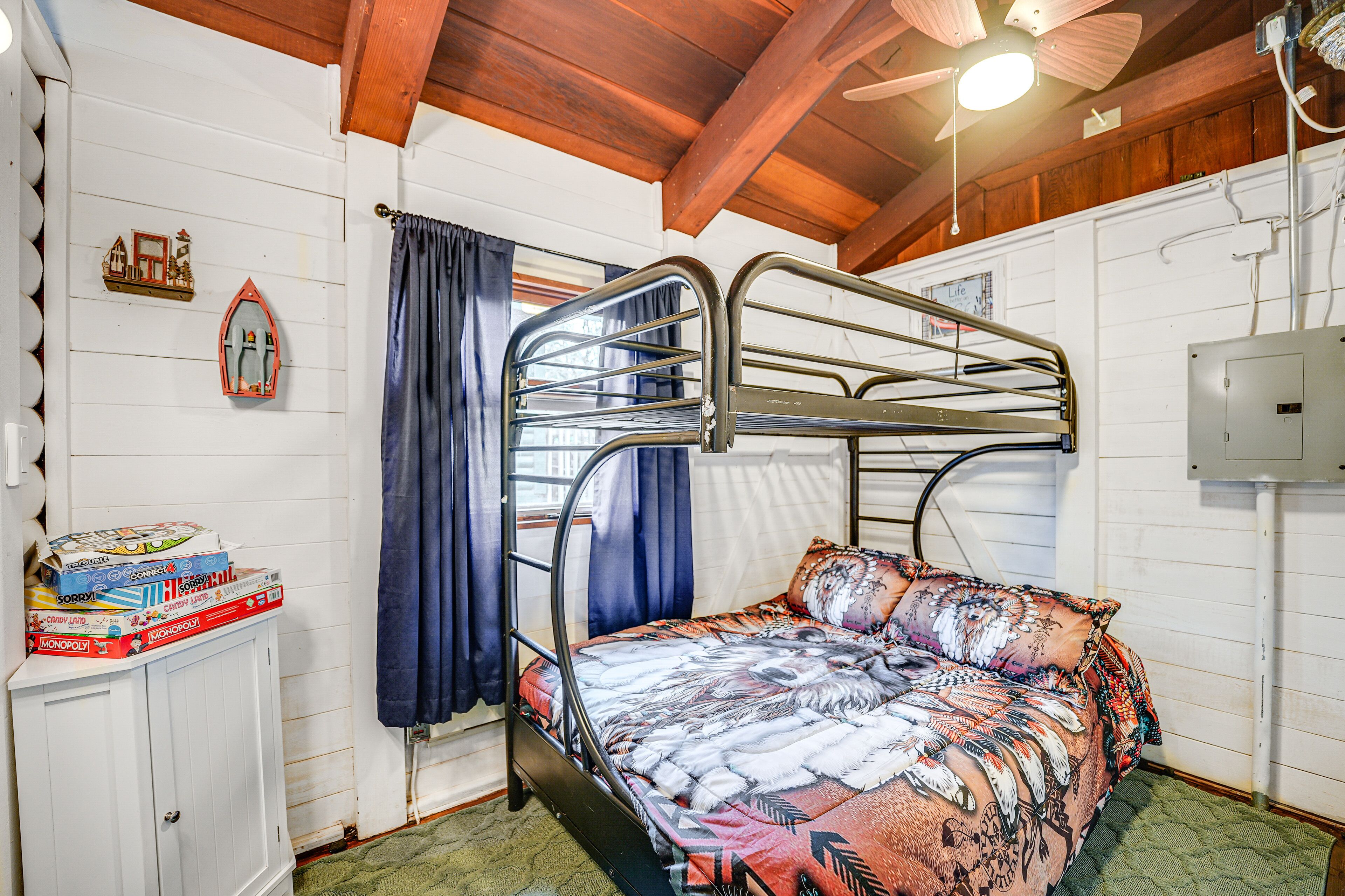 Bedroom 2 | Twin/Full Bunk Bed