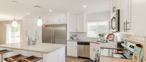 Fridge, microwave, stovetop, dishwasher