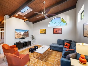 Smart TV, fireplace, video games, table football - Your Home Away from Home: Pool, Monopoly, Hot Tub, Mini-Golf, BBQ, Luxury Home (Glendale)