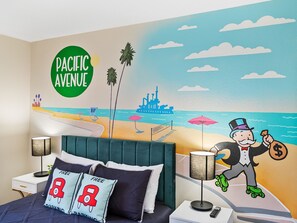 5 bedrooms, desk, iron/ironing board, free WiFi - Your Home Away from Home: Pool, Monopoly, Hot Tub, Mini-Golf, BBQ, Luxury Home (Glendale)