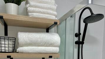 Een haardroger, handdoeken