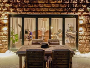 Outdoor dining - 3 bedroom accommodation in Biddulph, near Stoke-on-Trent (Biddulph, near Stoke-on-Trent)