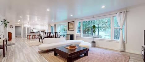 Télévision, cheminée