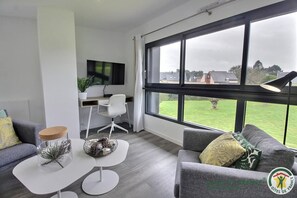 Fernseher, Kamin, DVD-Player, Tischtennisplatte