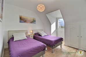 4 bedrooms, iron/ironing board, free WiFi, bed sheets