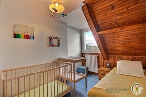 4 Schlafzimmer, BĂŒgeleisen/BĂŒgelbrett, kostenloses WLAN, BettwĂ€sche