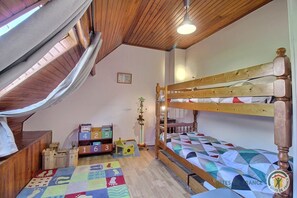 4 bedrooms, iron/ironing board, free WiFi, bed sheets