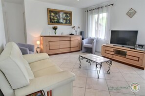 TV, libri, impianto stereo