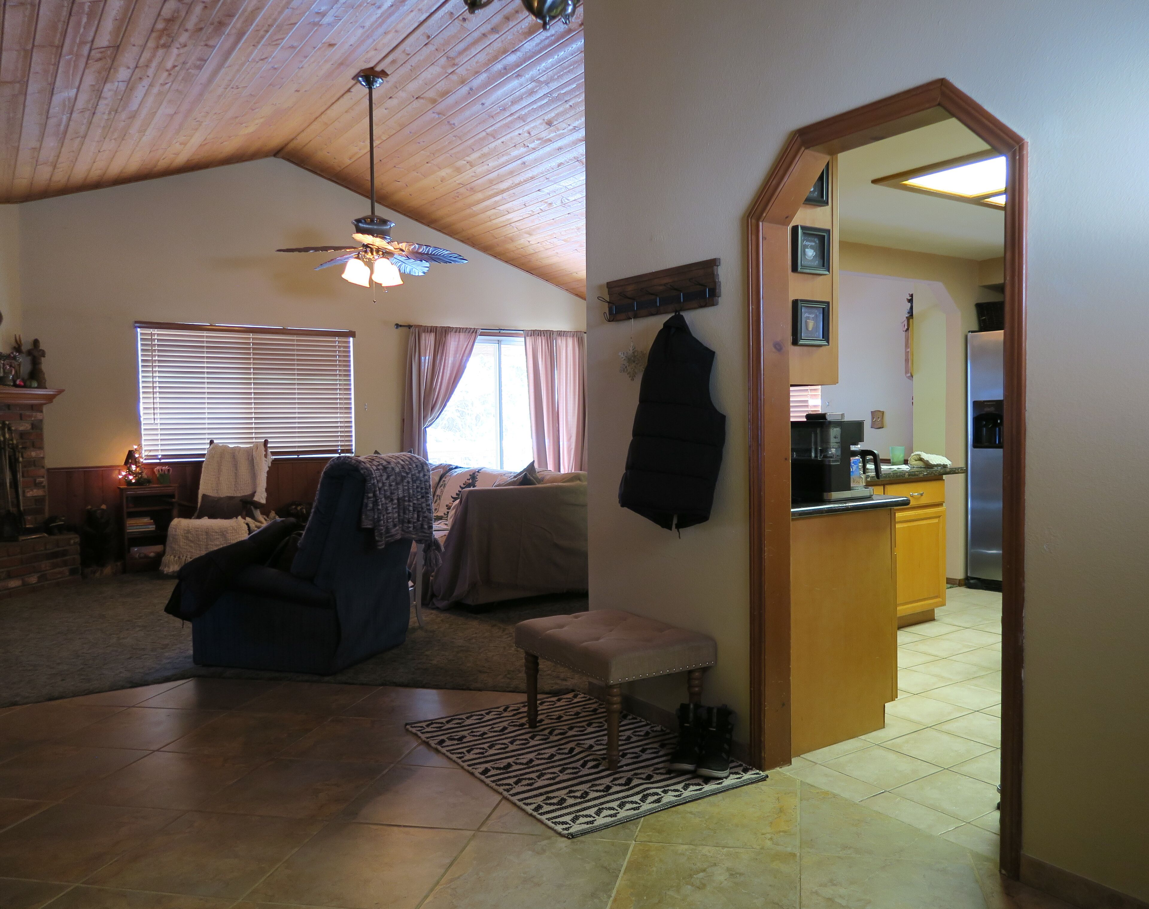 Spacious and Cozy mountain home nestled in between Big Bear and Arrowhead 