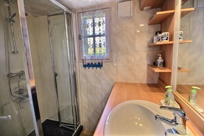 Shower, hair dryer, towels - Le Petit Moulin Kersigalec (CANIHUEL)