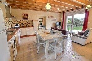 Fridge, microwave, oven, stovetop - Penn ti 2 - Langoat - Gîte (LANGOAT)