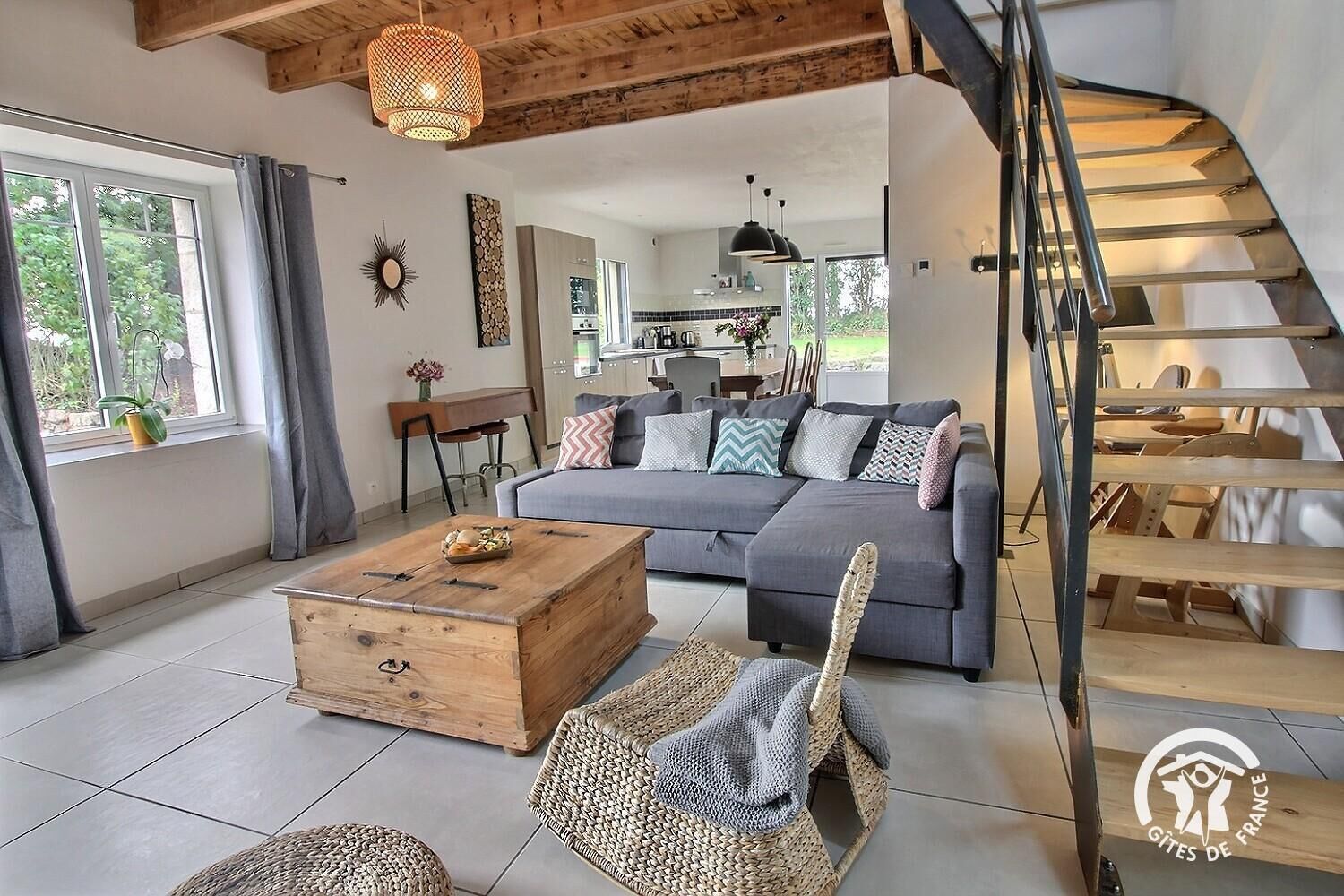 Télévision, lecteur de DVD, livres