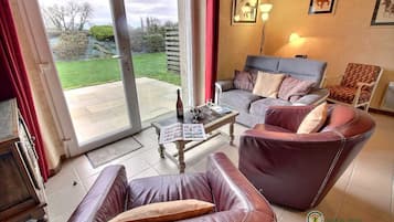 Televisie, een dvd-speler en boeken