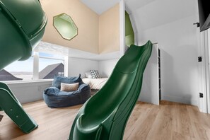 4 habitaciones, escritorio y tabla de planchar con plancha 