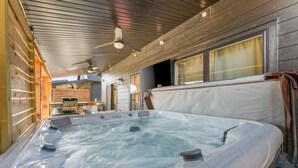 A hot tub in a wooden cabin with a ceiling fan and a view of the outside. - 4BR Table Rock Lake | Hot Tub Pool Kids Slides SDC (Hollister)