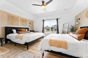 4 bedrooms, desk, iron/ironing board, travel cot - Starlit Nights | Slides-Hot Tub-Pool-Lake-Golf (Hollister)