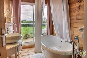 Een douche, een haardroger, handdoeken