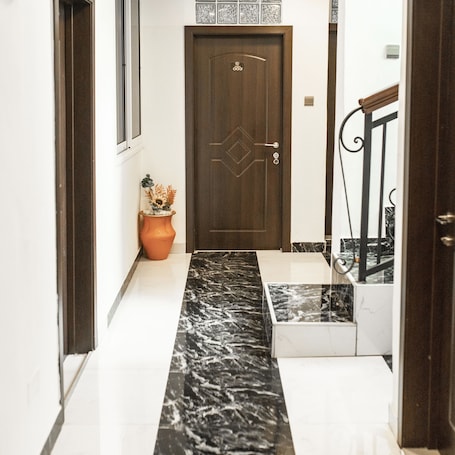 Minibar, decoración personalizada, muebles diferentes y escritorio