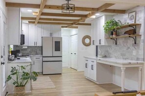 Private kitchen - Home Away from Home in Spring (Spring)