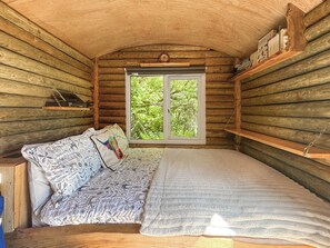 1 bedroom, bed sheets