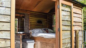 1 bedroom, bed sheets