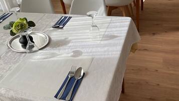 Daily continental breakfast (EUR 13.90 per person)