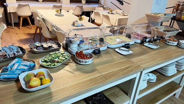 Uma mesa de buffet com diversos alimentos e utensílios.