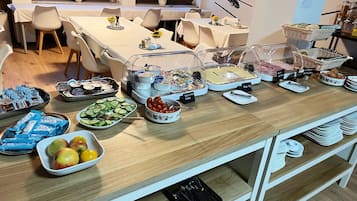 Daily continental breakfast (EUR 13.90 per person)