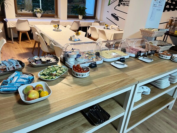 Petit déjeuner continental (13.90 EUR par personne)