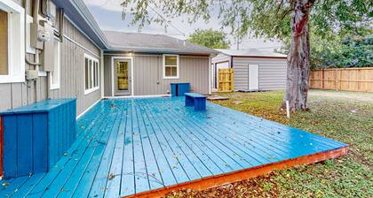 Dog-friendly single-level home with large yard, washer/dryer, & central AC