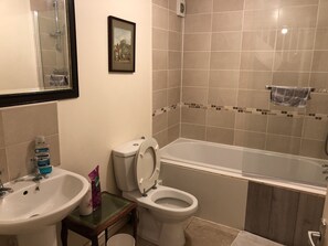 Eco-friendly toiletries, hair dryer, towels, soap - Hong Kong Inn in Manchester, UK  (Stalybridge)