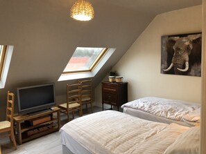 5 bedrooms, desk, iron/ironing board, WiFi - Hong Kong Inn in Manchester, UK  (Stalybridge)
