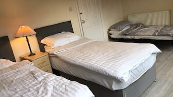 5 Schlafzimmer, Schreibtisch, Bügeleisen/Bügelbrett, WLAN