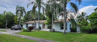Private Apartment Miami Kendall near Zoo, The Falls Mall, and Miami Dade College