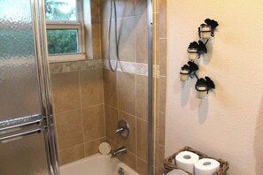Hair dryer, towels, soap, shampoo - Private Apartment Miami Kendall near Zoo, The Falls Mall, and Miami Dade College (Miami)