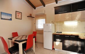 Frigorífico, placa de cocina y utensilios de cocina