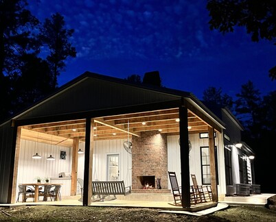 Secluded cottage nestled in the Homochitto National Forest. Fireplace & pond.