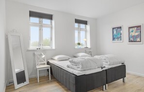 5 bedrooms, travel cot, free WiFi - Nice home in Roslev with kitchen (Roslev)