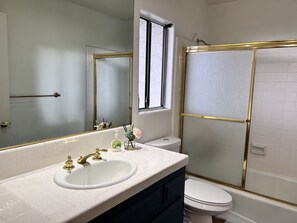 Shower, hair dryer, towels, soap - West Hollywood, Hollywood Hills, Sunset Strip House with Beautiful Views (Beverly Hills)