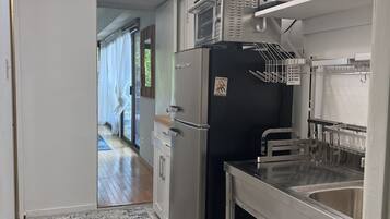 Refrigerador, microondas, cafetera y tetera y tostadora