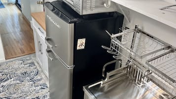 Refrigerador, microondas, cafetera y tetera y tostadora