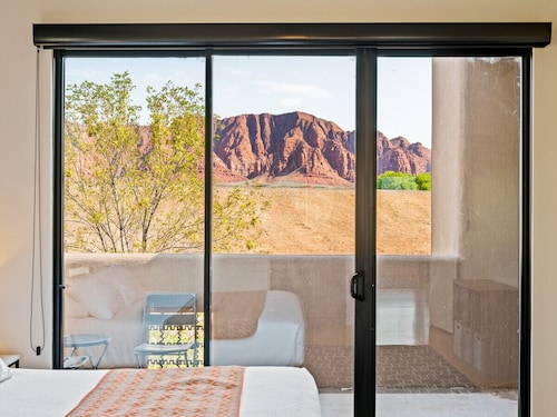 The Crescent Moon - 2 bed 2 bath Suite W/ Red Rock Views