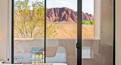 The Crescent Moon - 2 bed 2 bath Suite W/ Red Rock Views