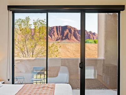 The Crescent Moon - 2 bed 2 bath Suite W/ Red Rock Views