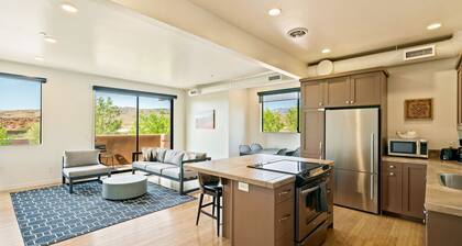 The Crescent Moon - 2 bed 2 bath Suite W/ Red Rock Views