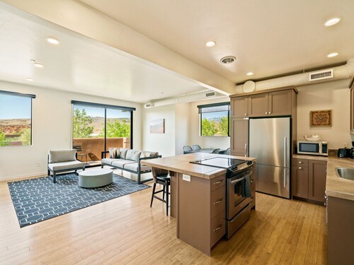 The Crescent Moon - 2 bed 2 bath Suite W/ Red Rock Views