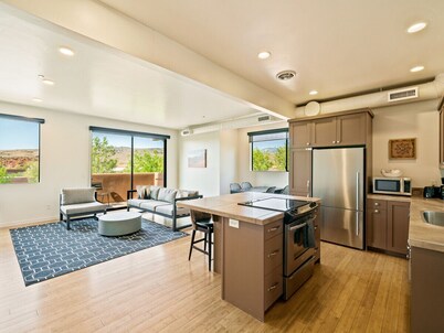 The Crescent Moon - 2 bed 2 bath Suite W/ Red Rock Views