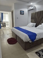 Suite estándar | Escritorio y espacio para trabajar con un portátil