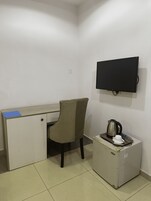 Escritorio y espacio para trabajar con laptop 