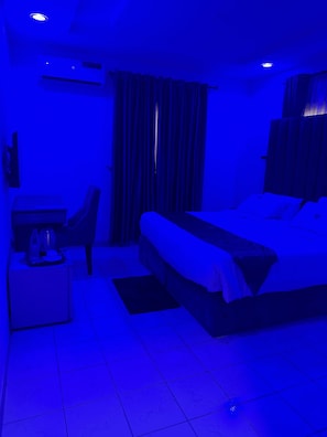 Habitación individual Deluxe | Escritorio y espacio para trabajar con un portátil